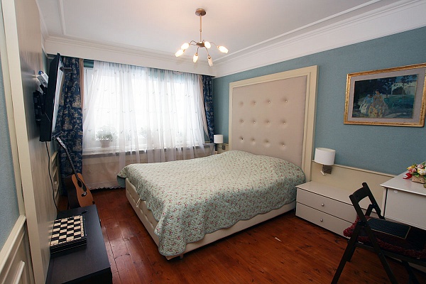 К продаже предлагается просторная 3-х комнатная квартира с дизайнерским ремонтом. 